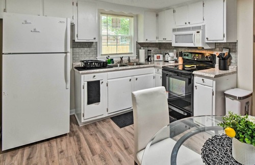 South View Casa | Fayetteville Vacation Home w/ Charcoal Grill!