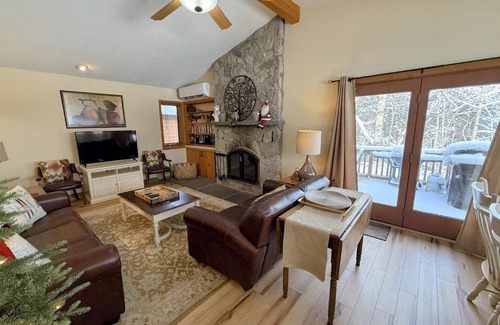 Bretton Woods Casa | FC14 Slopeside Bretton Woods cottage with AC large patio and private yard Walk to slopes