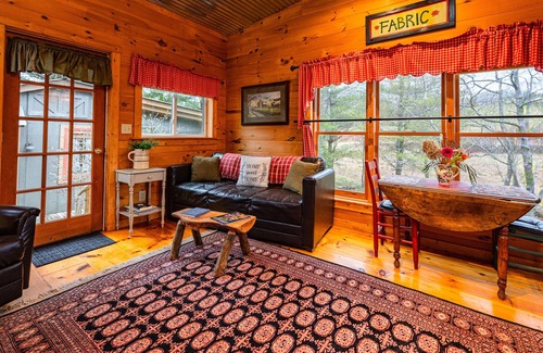 Franklin Cabaña | Feathered Nest - Picturesque Creekside Cottage in Peaceful Valley!