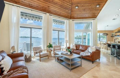 Niceville Casa | FEATURED ON HGTV'S MY LOTTERY DREAM HOME! Private dock, 15 minute boat ride to Crab Island, 20 minute drive to Destin, Pet Friendly