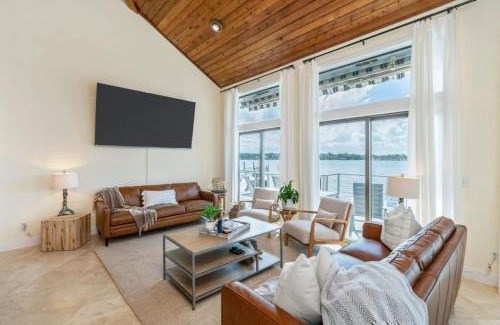 Niceville Casa | FEATURED ON HGTV'S MY LOTTERY DREAM HOME! Private dock, 15 minute boat ride to Crab Island, 20 minute drive to Destin, Pet Friendly