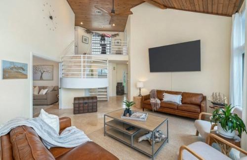 Niceville Casa | FEATURED ON HGTV'S MY LOTTERY DREAM HOME! Private dock, 15 minute boat ride to Crab Island, 20 minute drive to Destin, Pet Friendly