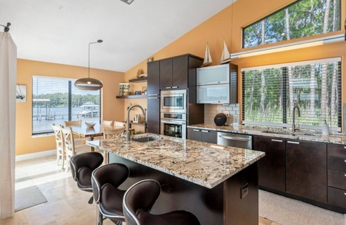 Niceville Casa | Featured on HGTV's "My Lottery Dream Home".15 minute boat ride to Crab Island.