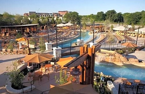 Grapevine Apartamento | Featuring a 10-acre outdoor pool facility and a European-style spa .