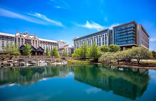 Grapevine Apartamento | Featuring a 10-acre outdoor pool facility and a European-style spa .