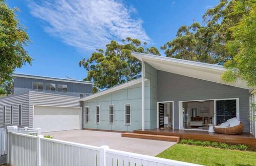 Bateau Bay Casa | Featuring a stunning open-plan living and dining area, this sunny, light-filled, well-appointed, ful