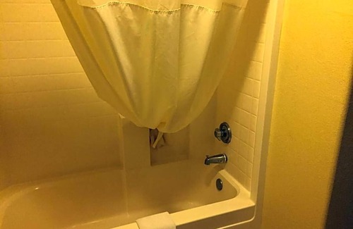 East Las Vegas Apartamento | Featuring a year round indoor pool and a hot tub .