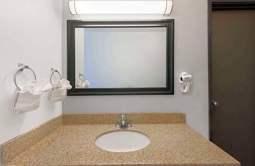 East Las Vegas Apartamento | Featuring a year round indoor pool and a hot tub .