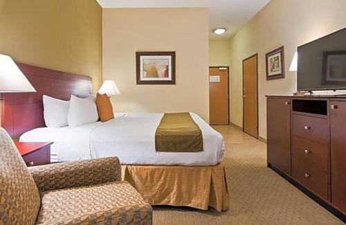 East Las Vegas Apartamento | Featuring an indoor swimming pool and hot tub .
