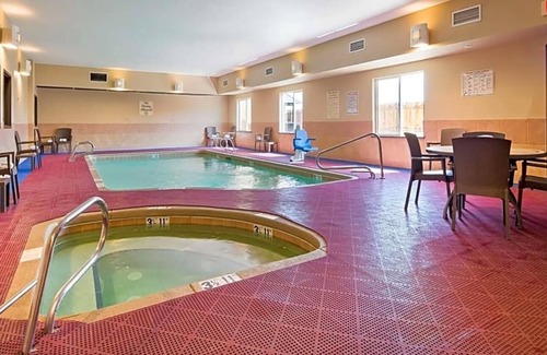 East Las Vegas Apartamento | Featuring an indoor swimming pool and hot tub .