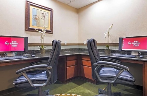 East Las Vegas Apartamento | Featuring an indoor swimming pool and hot tub .
