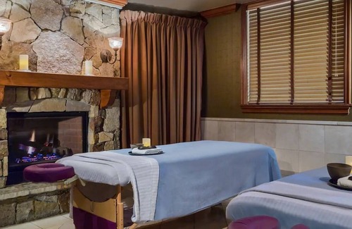 Four O'Clock Cabina | Feb. 10-17 Best in Breck. Hilton Valdoro. 2 BR, 2 Bath. Pvt deck and hot tub