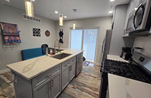 South Philadelphia Casa | Federal Hideaway Spacious 4-bedroom house in charming Philadelphia with WiFi, AC