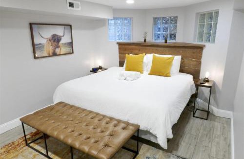 Northwest Apartamento | Federalist Style Rowhouse sleeps 4 with parking