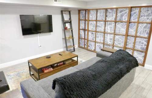 Northwest Apartamento | Federalist Style Rowhouse sleeps 4 with parking