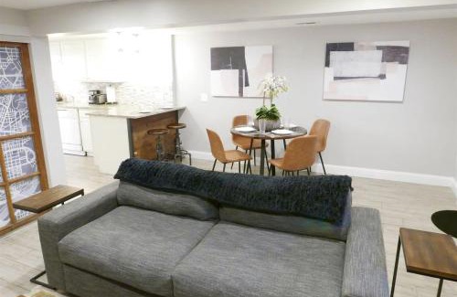 Northwest Apartamento | Federalist Style Rowhouse sleeps 4 with parking