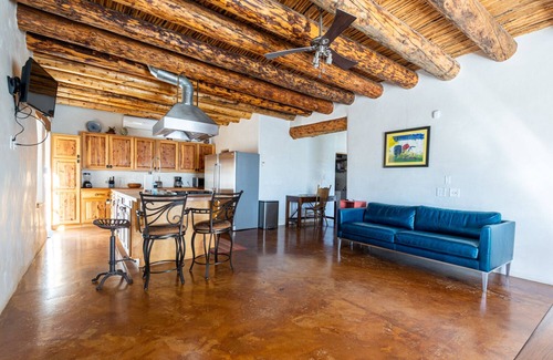 Ohkay Owingeh Casa | Exquisito Adobe, privado pero cercano a todo.