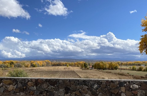 Ohkay Owingeh Casa | Exquisito Adobe, privado pero cercano a todo.
