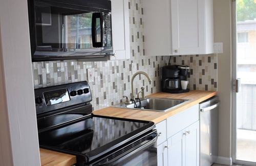 North Dallas Condominio | Feel at Home at this central and spacious 1 bedroom condo