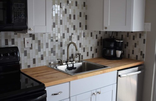 North Dallas Condominio | Feel at Home at this central and spacious 1 bedroom condo