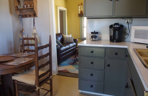 Johnson City Cabaña | Siéntase como en casa en una cabaña acogedora pero moderna ubicada junto a la ruta de los vinos de Texas Hwy 90