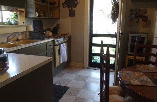 Johnson City Cabaña | Siéntase como en casa en una cabaña acogedora pero moderna ubicada junto a la ruta de los vinos de Texas Hwy 90