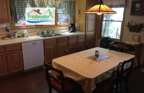 Vanderbilt Cabaña | Felker's Cottage: Classic lakefront Escape with Kayaks, Boats, and Family Fun on Huffman Lake!