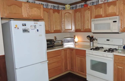 Vanderbilt Cabaña | Felker's Cottage: Classic lakefront Escape with Kayaks, Boats, and Family Fun on Huffman Lake!