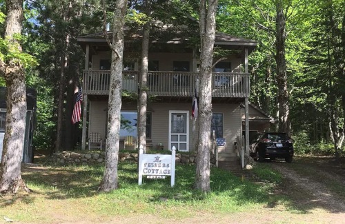 Vanderbilt Cabaña | Felker's Cottage: Classic lakefront Escape with Kayaks, Boats, and Family Fun on Huffman Lake!