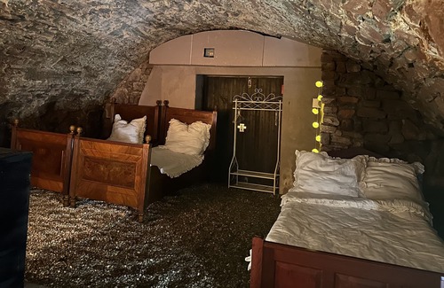 Miltenberg Apartamento | Felsstüberl - Übernachtung in Einem Gewölbekeller