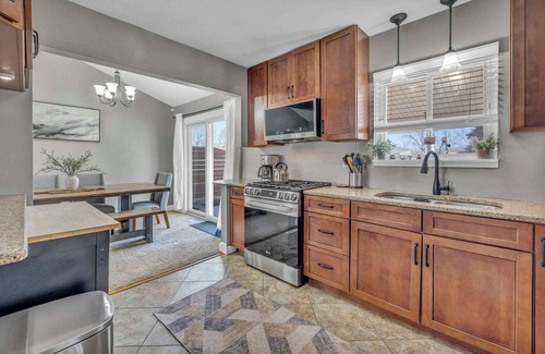 Mayfield Heights Casa | Fenced backyard - Pets OK - 3 Bd 3 Ba