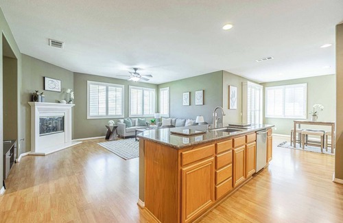 Palmdale Casa | Fenced Backyard for Pets｜Garage Access｜Cozy 5BR｜Month to Month available #42108