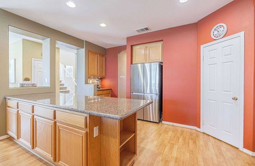 Palmdale Casa | Fenced Backyard for Pets｜Garage Access｜Cozy 5BR｜Month to Month available #42108