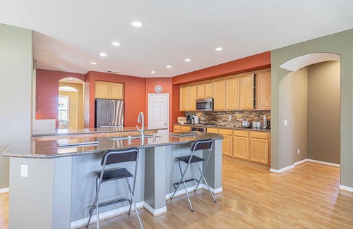 Palmdale Casa | Fenced Backyard for Pets｜Garage Access｜Cozy 5BR｜Month to Month available #42108