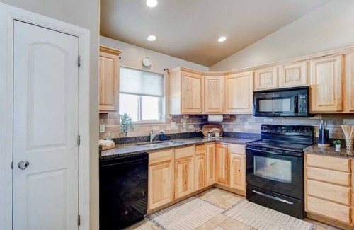 Orem Casa | Fenced Backyard, Pickleball Courts Close!