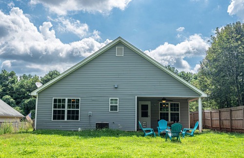 Emerson Casa | Fenced BKYD & Firepit 1 Mile To Lakepoint Sports