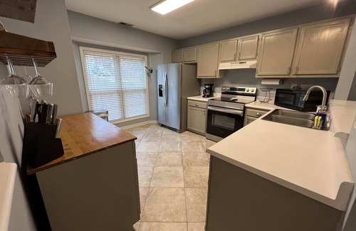 Evergreen Casa | Fenced In|Pet Friendly|King Bed|Heart of Cary