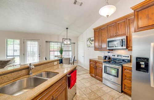 Garland Casa | Fenced-In Yard Home Less Than 1 Mi to Lake Ray Hubbard!