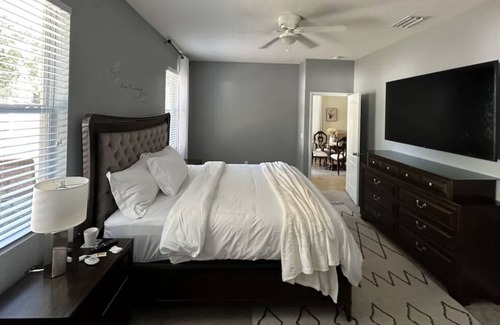 Bloomingdale Casa | Fenced in - Walk to Brandon boat ramp & 25 minutes to Busch Garden theme parks!