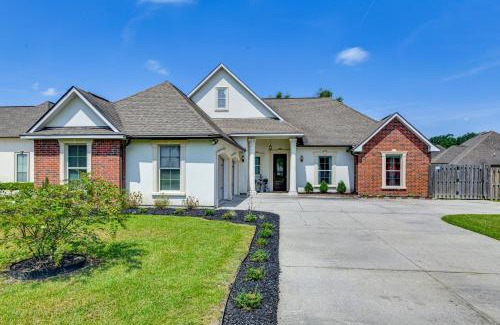 Denham Springs Casa | Fenced-In Yard and Pond Views Home 18 Mi to LSU!