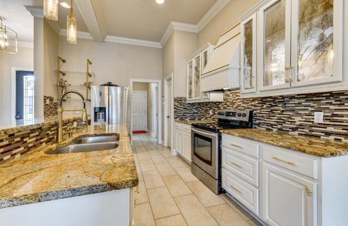 Denham Springs Casa | Fenced-In Yard and Pond Views Home 18 Mi to LSU!