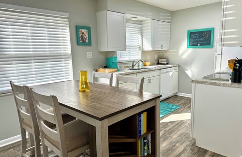 Mount Dora Casa | Fenced-in yard. Walkable to restaurants, shops, parks, lakes, theatre & pool.