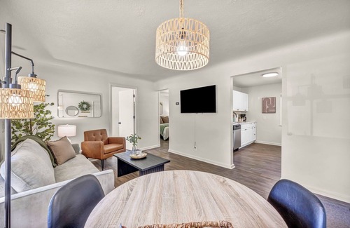 Berea Casa | Fenced & Pet-Friendly! Modern 2BR Retreat! CLE-BW