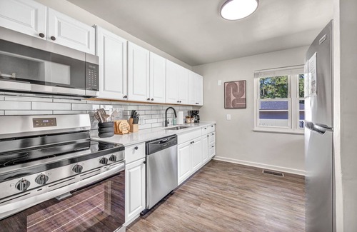 Berea Casa | Fenced & Pet-Friendly! Modern 2BR Retreat! CLE-BW