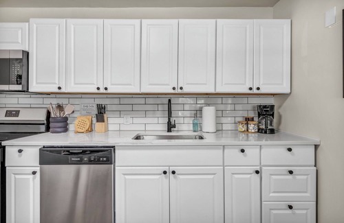 Berea Casa | Fenced & Pet-Friendly! Modern 2BR Retreat! CLE-BW