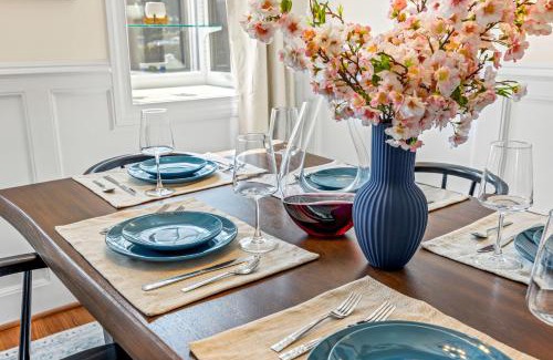 Old Town Alexandria Casa | - Fenced Yard - Crib - BBQ Grill & 4 Tvs Cherry Blossom Luxury Getaway -Floyd's Freedom-