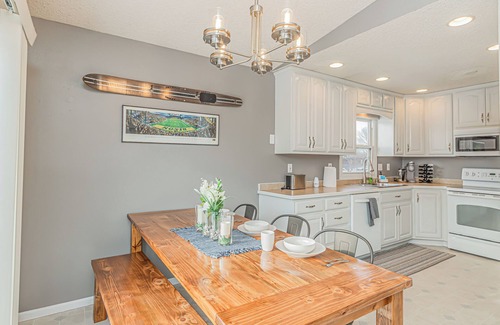 Fargo Casa | Fenced Yard I XL Dining I Workspace I Pack n Play