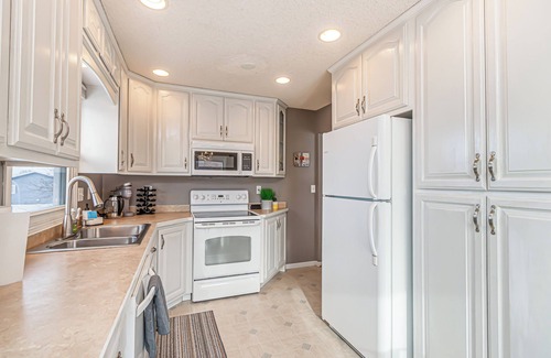 Fargo Casa | Fenced Yard I XL Dining I Workspace I Pack n Play