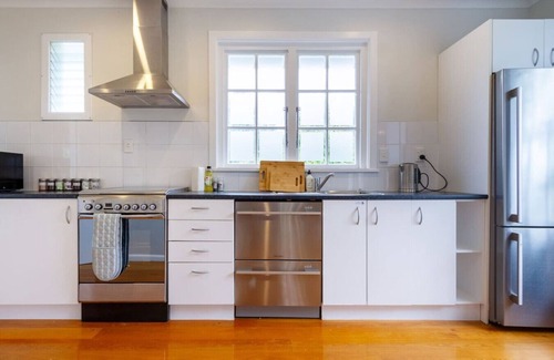 Merivale Casa | Fendalton Comfort Stylish and Convenient with Carpark