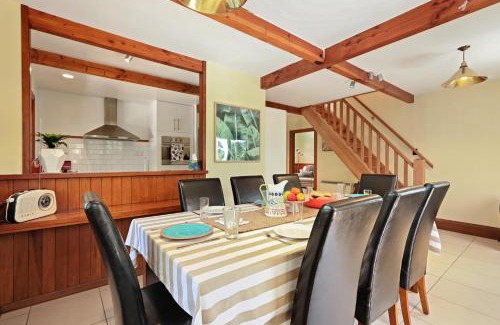 Merivale Casa | Fendalton Villa - Christchurch Holiday Home